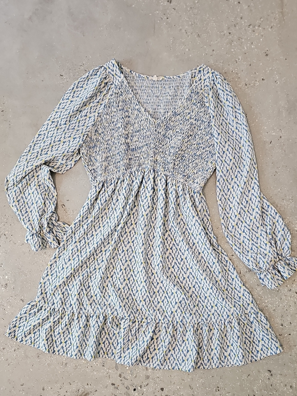 Smocked V-Neck Long Sleeve Mini Dress in Blue/White/Yellow Size M